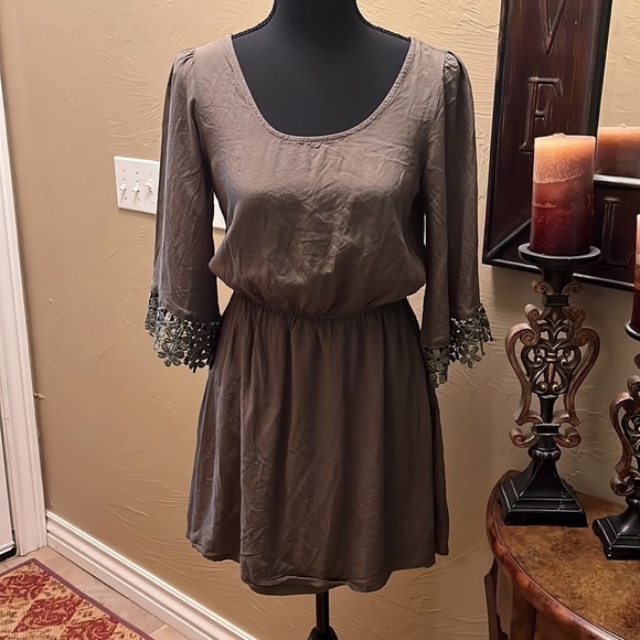 🛍️Army Green Dress with detailed sleeves Size Med - Picture 1 of 6